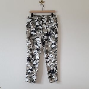 Chico's Leaf Camo So Slimming Girlfriend Slim Leg Ankle Jeans Size 8